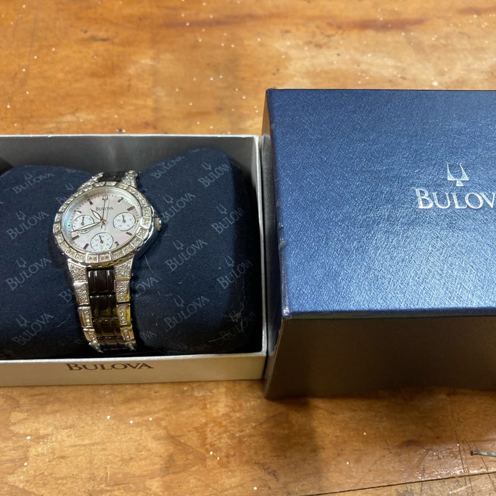 Women’s Bulova fashion watch c933144